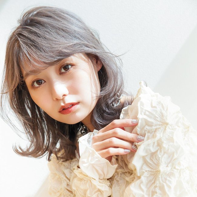 【ミディアム】ハイ透明感なグレーシルバーで柔和髪♡