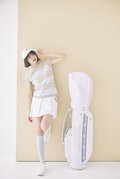 [シャツを着回し]スカート￥13,200、キャディバッグ￥29,700／ルコックスポルティフ ゴルフ　キャップ￥2,999／ティゴラ　ソックス￥2,200／テーラーメイド