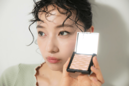 無敵のツヤが手に入る名品ハイライター、プロはこう使う！【村瀬紗英がお試し】