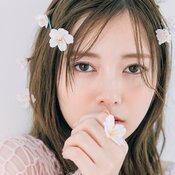 白石麻衣、話題の桜の妖精ショット♡ まいやんの部屋はどんな匂い?新生活に真似したい、部屋づくりのこだわりも。