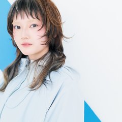 【ロング】シルバーの上級使いで肌をクリアに引き立てて