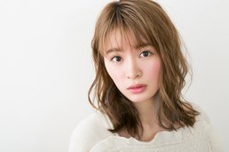 顔タイプ別「モテメイク」基本のキ ～逆三角顔を甘くまろやかにするチーク編～