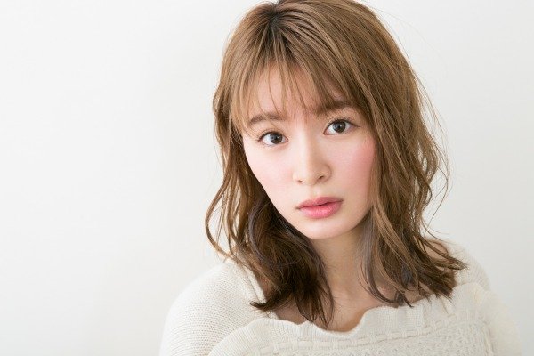 顔タイプ別「モテメイク」基本のキ ～逆三角顔を甘くまろやかにするチーク編～