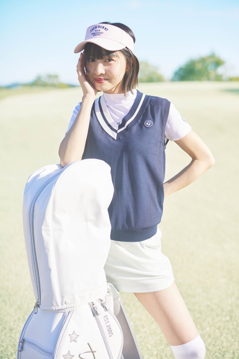 [スカートを着回し]シャツ￥17,600／パーリーゲイツ　ベスト￥15,400／テーラーメイド　バイザー￥4,950／ジャックバニー　ソックス￥1,098、キャディバッグ￥18,689／ティゴラ