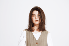 深みと柔らかさを兼ね備えた カーキアッシュで優しげに