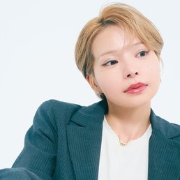 【ショート】韓国ドラマ『彼女はキレイだった』に出演したコジュニがお手本!ハンサムだけど女性らしい丸みシルエットで爽やかに