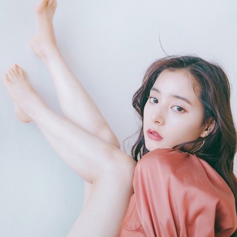 新木優子、色っぽすぎる美脚を披露！SNSでも話題の【バズ肌】の秘密語る