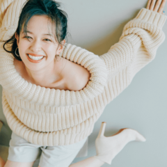 体が泳ぐくらいがちょうどいい。華奢見えしたいならオーバーサイズニットであざとくいけ♡