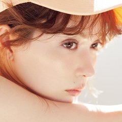 【淡色デニム×ツヤ感ハイライトチーク】夏のデートメイクはこれで決まり！八木アリサが魅せるネアカなビーチガール♡