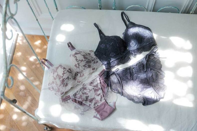 （右）ブラ￥2,530、ショーツ￥1,188／チュチュアンナ　（左）ブラ￥3,900、ショーツ￥1,800／ピーチ・ジョン（ピーチ・ジョン カスタマーサービス）