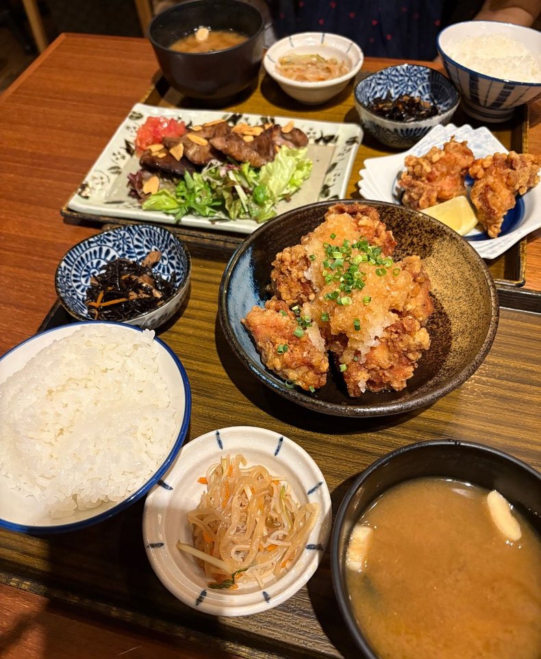 <p>私のお気に入りの恵比寿にある定食屋さん『土鍋炊ごはん なかよし』</p><p>副菜の品数も多く、バランスの良い定食で満足度が高いので、<wbr>疲れた時によく利用しています。</p>