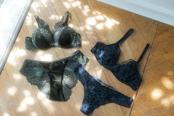 （右）ブラ￥18,700、ショーツ￥9,900／シャンテル プルプ（アイ・ピー・エフ）（左）ブラ￥6,820、ショーツ￥2,970／アンブラ（アンブラ代官山店）