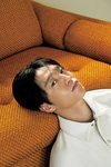 白い服を着ている森田美勇人。ar2月号より