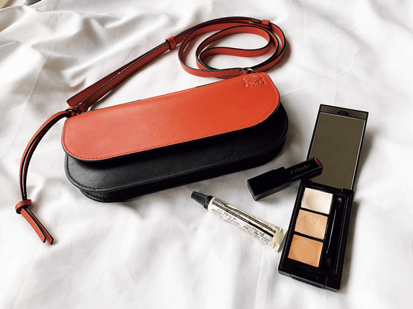 「えっ!? これだけしか持ち歩いてないの!!?」人気読モの【ポーチの中身】が洗練されすぎていた！