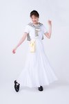 Tシャツ¥1,000/ユニクロ ユー(ユニクロ)、スカート¥9,900/カプリシュレマージュ、カーディガン¥6,930/カプリシュレマージュ、マルチケース¥6,600/ジェイダブリュー ペイ(オリエンス ジャーナル スタンダード 渋谷)、イヤリング¥2,860/アネモネ(サンポークリエイト)、サンダル¥8,910/ランダ