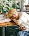 ベスト¥18,300/マルディメクルディ(ムシンサ ジャパン) Tシャツ¥7,700/オリジナル チャコール(チャコール トーキョー) パンツ¥13,200/ポリ(ポリショップ) メガネ/スタイリスト私物 その他/本人私物