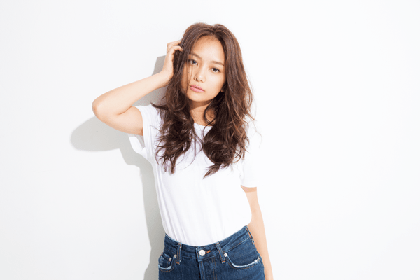 羽根のような軽やかさと 奔放さをまとう気まぐれロング