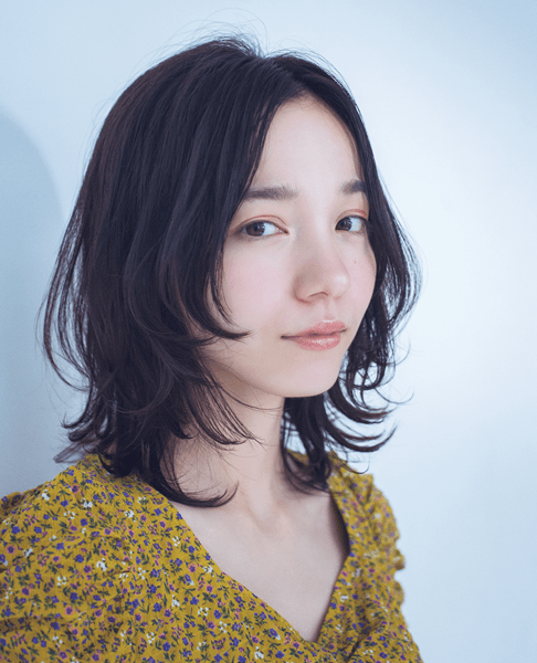 大人こそウルフヘアでモテが叶う 控えめレイヤーで作る清楚見えミディにメロメロ Arweb アールウェブ