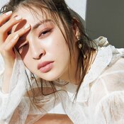 ピンク系シャドウに抵抗のある人にも◎。人気韓コスブランドのアイパレを使用した、トレンドカラー”モーヴ”が主役!【進化系モテ顔メイク】HOW TO♡