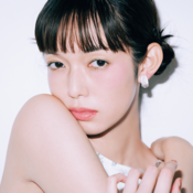 ヘアとの組み合わせで魅力UP!寒色アイシャドウで新しい私に♡【おもためバング×寒色ラメメイク】HOWTO