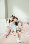 （左から）森日菜美、菊池姫奈。ar6月号より