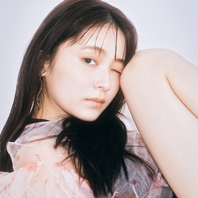 「顔の両サイドをなかったことにする」タテ入れハイライトが小顔への近道 