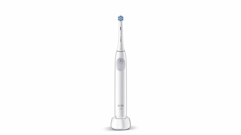 Oral-B by Braun オーラルB iO2 ホワイト ¥7,980(編集部調べ)/ブラウン