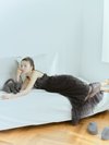 ワンピース¥11,990、シュシュ¥2,420、バッグ¥5,500、ルームシューズ¥5,940/ジェラート ピケ イヤリング¥2,090/ゴールディ お花リング¥3,300/タルパ(ススプレス)  ゴールドリング¥13,970/ポレット フェルン(ロードス)