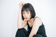 揺れる毛束に女っぽさが潜む エッジィなあご見せボブ