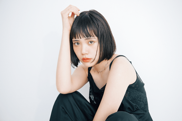 揺れる毛束に女っぽさが潜む エッジィなあご見せボブ