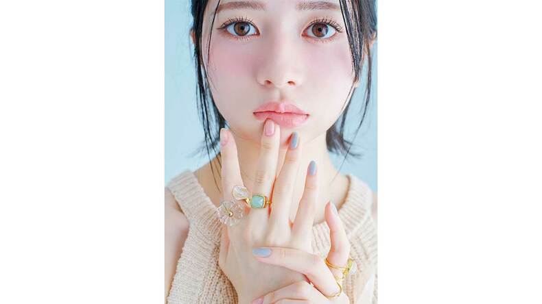 クリア×ゴールドリングで爽やかに♡夏コーデのレベルをアゲる【ネイル＆アクセサリー】