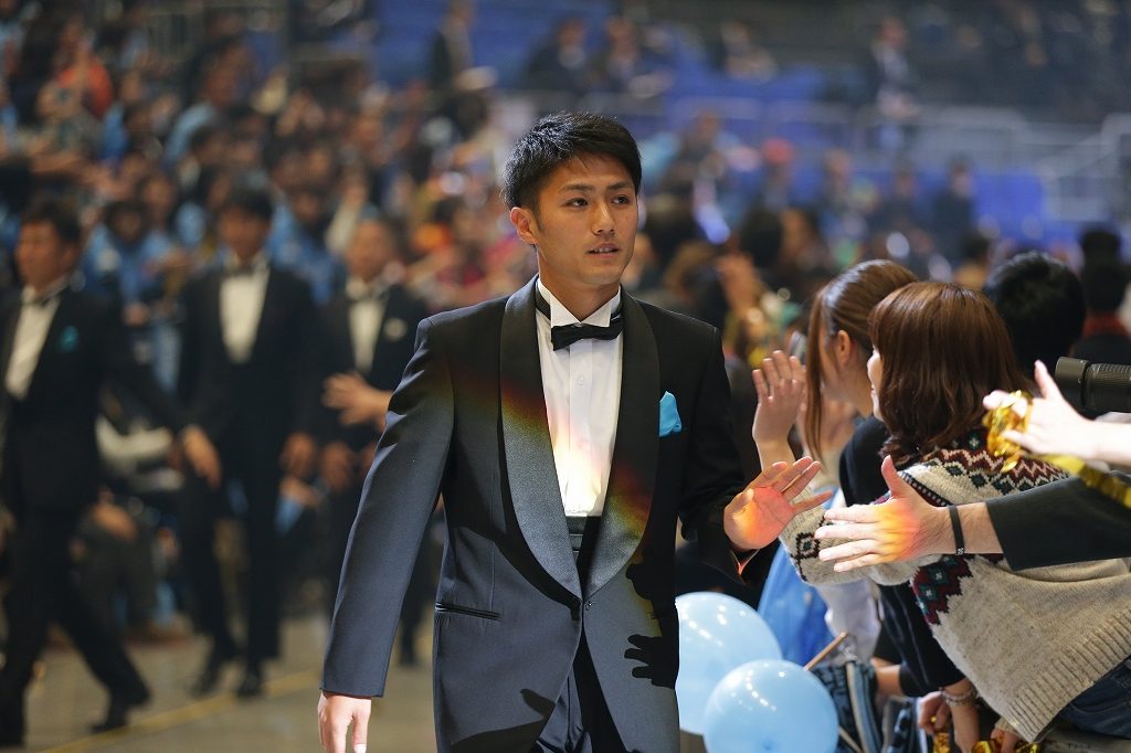 イケメン タキシードの祭典 サッカー選手たちの 表彰式 が気になる Ar アール Web 2ページ目 大好きな人にモテるための髪型 メイク ファッション情報満載