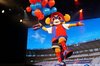 新シューズでダンスするFC東京の東京ドロンパ