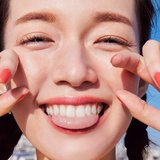 親しみやすさ狙いならカジュアル×女の子っぽメイク！佐藤栞里が魅せるラフコーデ&キラキラメイク♡