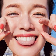 親しみやすさ狙いならカジュアル×女の子っぽメイク！佐藤栞里が魅せるラフコーデ&キラキラメイク♡