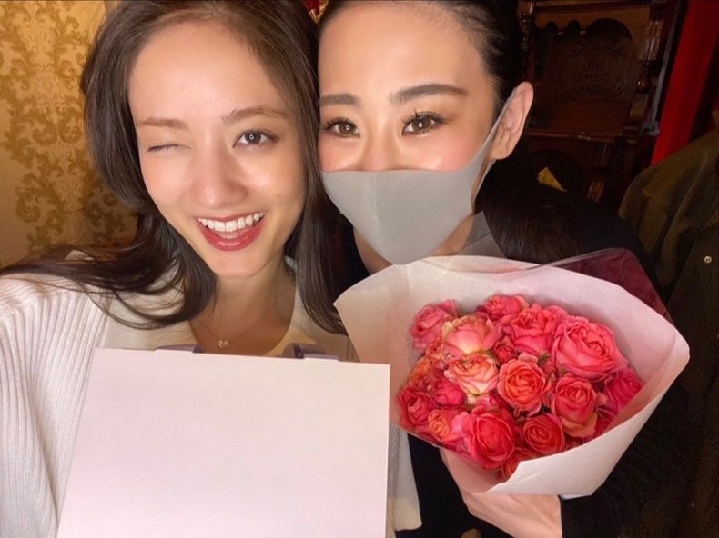 谷まりあさんとイヴ ジュビリーの田家麻生さんとの2ショット