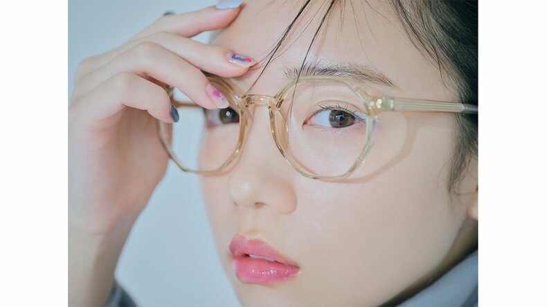 齊藤京子、メガネ姿の接近カット公開！ウブな眉毛にきゅん♡抜け感のあるネイルレシピも必見