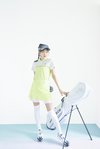 シャツ¥12,100、スカート¥14,300、バイザー¥4,950、ソックス¥2,860、シューズ¥14,850、ポーチ¥4,400、キャディバッグ¥22,000/ニューバランス ゴルフ