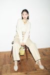 堀未央奈。ar3月号より　パンツ￥11,800／リリー ブラウン　ニット￥6,900、サンダル￥15,000／ココ ディール　ネックレス￥10,500／323（オリエンス ジャーナルスタンダード 渋谷） バッグ￥18,000／マロウ（シック）