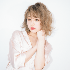 あえての隙見せで あざと可愛さを加速する おフェロカラー