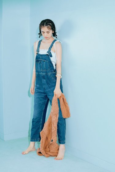 画像 写真 佐藤晴美 デニムサロペでも色っぽく 女らしくアプデできるアイテム5選 Arweb アールウェブ 大好きな人にモテるための髪型 メイク ファッション情報満載