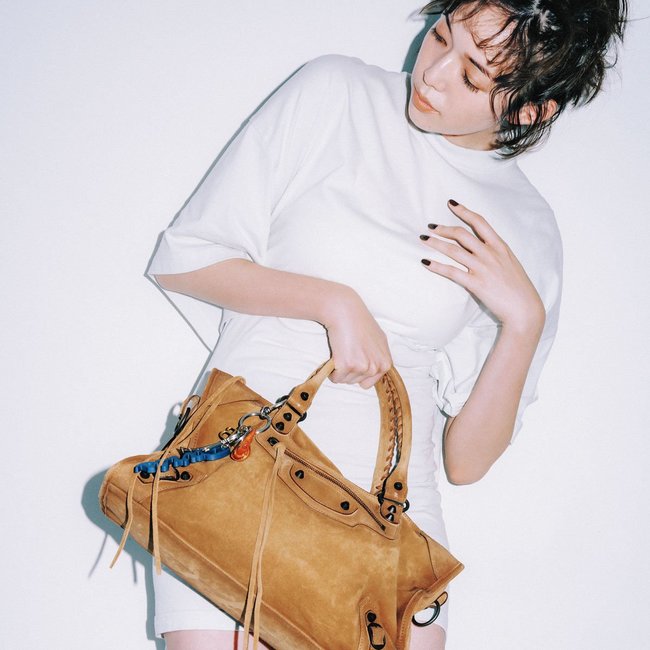 オールホワイトコーデにキュン♡存在感100点のバレンシアガのアイコンバッグをご紹介