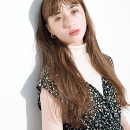 ロングヘアにフレアバングで 個性をブレンド