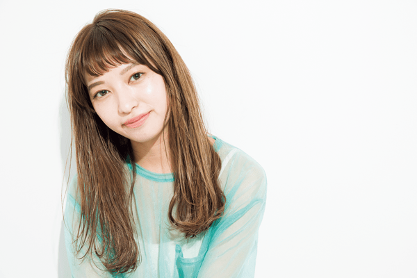 ウエットな質感で楽しむ 大人キュートなオン眉バング Ar アール Web