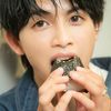 【おむすび男子Vol.1~草川直弥と明太子~】「小さい頃はとにかくやんちゃ。兄の拓弥とケンカしたりして」尊すぎる思い出を語る♡