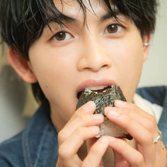 【おむすび男子Vol.1～草川直弥と明太子～】「小さい頃はとにかくやんちゃ。兄の拓弥とケンカしたりして」尊すぎる思い出を語る♡