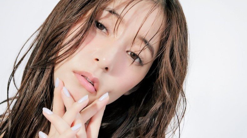 【新木優子のヘアまとめ】ツヤ髪ケア法まとめ♡カットやカラーのオーダー方法・愛用ブラシやドライヤー＆透明感天使ヘアを作るルーティンも