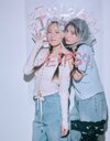 真中まな（左）、月足天音（右）。2026年ar5月号より