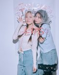 真中まな（左）、月足天音（右）。2026年ar5月号より