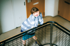 トレンドのお下がりコーデ？！　チェックニットを着れば即ヴィンテージライクになれるらしい